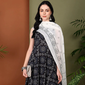 Ensemble Kurta Pant Dupatta pour femmes en coton noir imprimé Bandhani, coupe A, longueur mollet, col halter, sans manches, tenue ethnique - Product Image 1