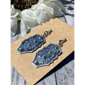 Pendientes Colgantes de Plata de Ley Hechos por Artesanos Navajo con Perlas de Agua Dulce, Diamantes y Rubíes, Diseño de Mariposa, Ideales para Bodas y Fiestas - Product Image 3