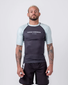 Rash Guard para hombre de último estilo con mangas cortas y diseño elástico Ropa de fitness y lucha libre Venta en línea con servicio OEM - Product Image 2