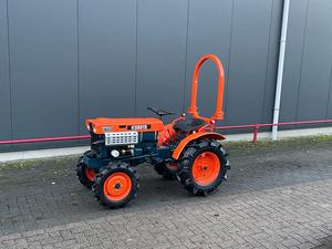 Potente Tractor Utilitario Compacto Diésel Kubota B700, Equipo Agrícola con PTO, Rendimiento Comercial de Alta Resistencia - Product Image 1