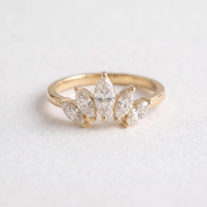 Bague de fiançailles en diamant synthétique taille marquise couleur F clarté VVS2 de 2,00 carats certifiée IGI, en or 10 carats, avec cinq pierres de diamant - Product Image 1