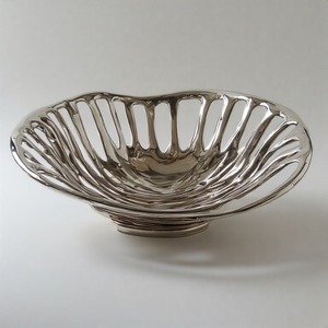 Panier d'élégance Royal Orchard avec base sculptée, éclat antique et détails artisanaux pour un affichage de fruits raffiné dans les restaurants - Product Image 1