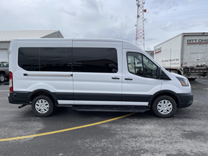 Fourgonnette Transit 150 2024 pour 3 passagers et accessible aux fauteuils roulants avec entrée par marchepied - Product Image 2