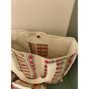Grand sac fourre-tout beige à fleurs avec fermeture magnétique - Product Image 2