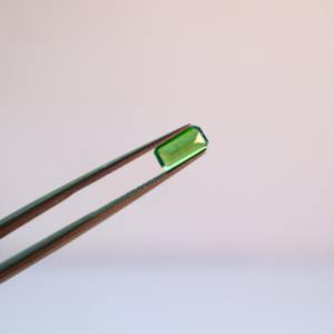 หินอัญมณีธรรมชาติเกรด AAA สีเขียวมรกต - Product Image 1