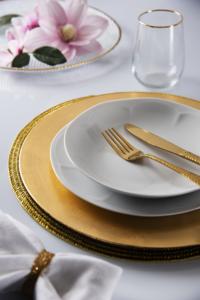 Service de table rond en porcelaine 18 pièces Caterina par Excelsa, design italien classique, élégant, minimaliste, blanc - Product Image 4