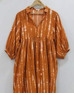 Robe midi rose à imprimé floral tie-dye faite à la main |   Robe bohème 100% coton faite à la main à taille naturelle pour femmes - Product Image 3