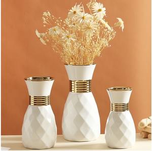 Vase en métal poli pour des thèmes de décoration intérieure haut de gamme et un accent de pièce accrocheur - Product Image 5
