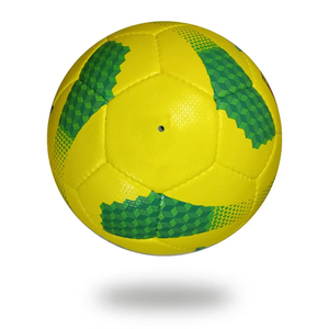 Nouveau ballon de football et de soccer en cuir léger en gros, personnalisé, résistant, fabriqué au Pakistan pour l'entraînement - Product Image 2