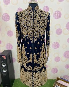DAZZLING---STYLISH de terciopelo para novio, vestido con pantalón y hermoso bordado de ZARDOZI para fiesta/vestido de boda @ 2022 - Product Image 1