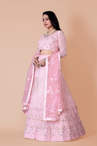 ชุดเลเฮนกาผ้าจอร์เจตต์แบบกึ่งสำเร็จรูปทันสมัย พร้อมกระโปรงทรงบานปักลายด้วยด้ายซารี จับคู่กับเสื้อท่อนบนแบบยังไม่เย็บติด และผ้าคลุมไหล่แบบตาข่าย - Product Image 2