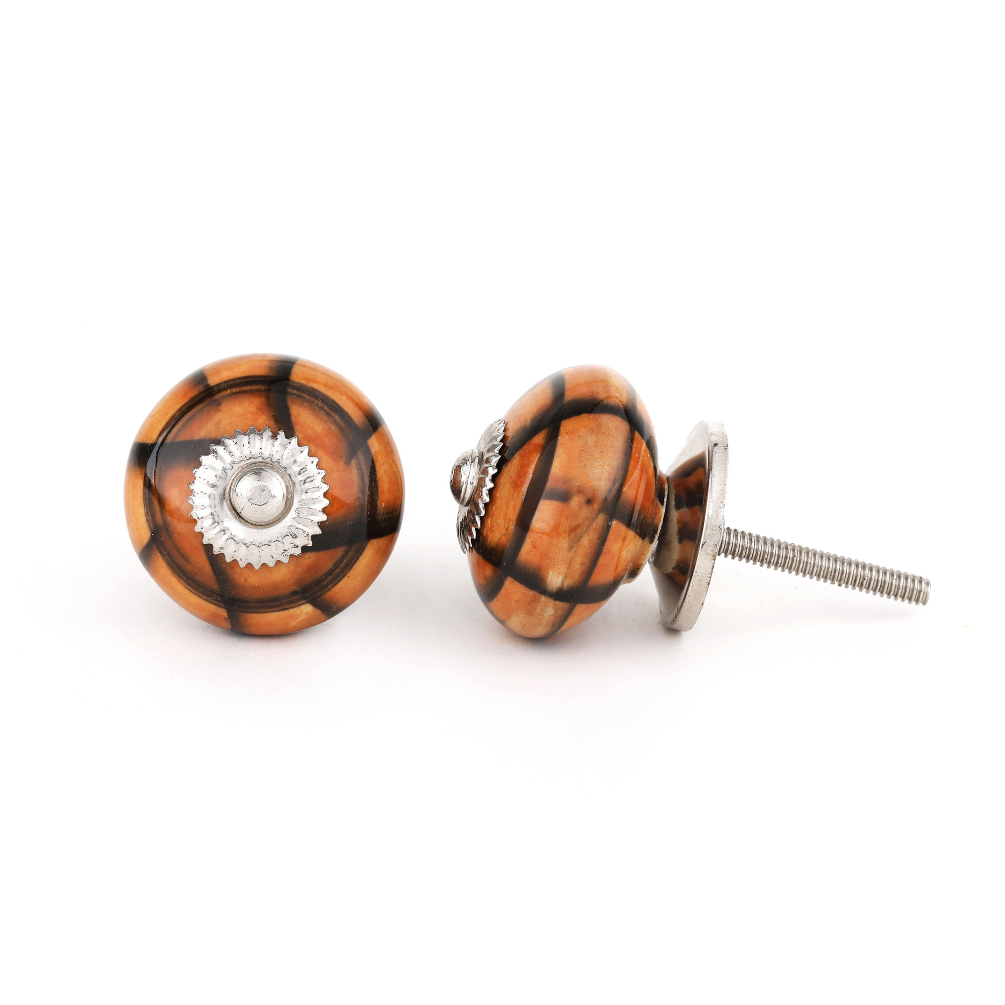 ฐานดินเผาสีน้ำตาลกับเส้นตารางสีดำ