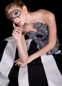 Jupe asymétrique élégante en taffetas avec appliques en dentelle, longueur genou, pour soirée, fabriquée en Italie, anti-statique naturel - Product Image 4