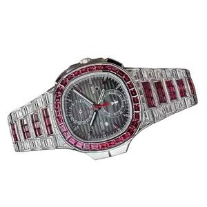 Estilo Hip Hop Iced Out Banda de acero inoxidable Función de fecha Rosa Blanco Baguette Moissanite Reloj con tachuelas de diamantes para hombres y mujeres - Product Image 1