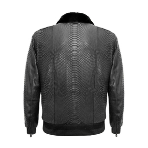 Veste en cuir pour homme, style bomber en cuir noir avec col amovible, effet python, par HI - Product Image 6