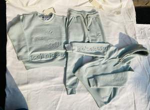 Sweat à capuche et pantalon de survêtement d'hiver en coton/poly à col montant pour femmes ensembles de vêtements personnalisés avec logo en relief bouffant 3D - Product Image 5