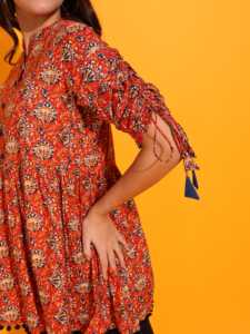 Kurti corto de algodón con estampado floral naranja para mujer, con cuello mandarín y mangas con cordón, estilo ajustado a la cintura, cómodo. - Product Image 4