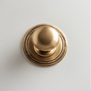 Bouton de porte rond classique ImperialPull Golden Era Finition en laiton vintage avec détails complexes pour l'esthétique de la grande entrée - Product Image 1