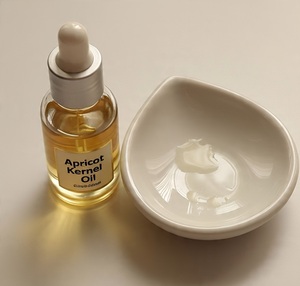 Huile de noyau d'abricot 100% pure pressée à froid, cosmétique pour les formulations de cheveux, de peau et de beauté | Marque blanche OEM ODM en vrac et en gros - Product Image 1