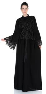 Abaya Negra Completa Con Bonito Encaje En Las Mangas Y Frente Con Tassal - Product Image 1