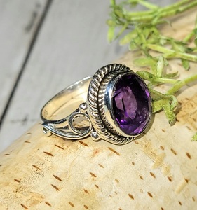 Anillo Fino Hecho a Mano en Plata 925 para Mujer con Gema de Amatista de Corte Ovalado, Fuente Directa, Estilo Bohemio, Engaste en Bisel - Product Image 2