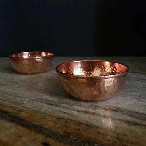 Cuenco de cobre con un diseño atractivo, ideal para entornos gastronómicos de lujo que presentan arte tradicional étnico. - Product Image 6