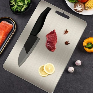 Planche à découper à surface lisse Planche à découper en acier inoxydable renforcé Planche à découper alimentaire de cuisine polyvalente avec poignée - Product Image 1