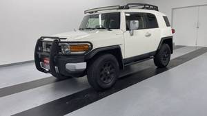 รถยนต์โตโยต้า FJ Cruiser มือสอง เครื่องยนต์ 4.0L เกียร์ออโต้ ใช้เชื้อเพลิงเบนซิน รถ SUV พวงมาลัยซ้าย สภาพดี เบาะหนัง  สำหรับขับขี่ออฟโรด ขาย - Product Image 3