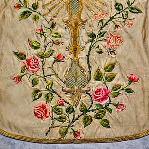 Casulla Bordada a Mano con Hilos Metálicos Dorados, Vestimenta Tradicional Católica para el Clérigo, Túnica de Misa con Cruz Floral Metálica - Product Image 5