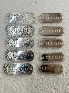 Etiqueta metálica personalizada grabada con cuidado para bolsos y ropa, símbolo de estilo, fuerza y belleza atemporal, hecha para durar por siempre. - Product Image 5