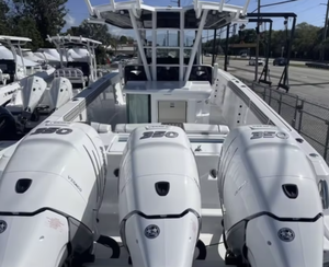 Precio de subasta para 2023 352 Fisher-Man 13510 lbs Triple 0utboard Powered Jets B0at + Trailer en stock - Product Image 4