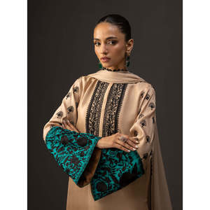 Ensemble 3 pièces Zainab Chotani en satin et soie imprimée brodée avec chemise, dupatta et pantalon BIC-1717 - Product Image 2