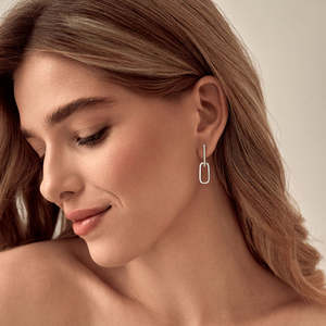 Boucles d'oreilles élégantes en diamant inspirées des célébrités avec Moissanite de couleur VVS/D en argent sterling 925, idéales pour un usage quotidien et les fêtes - Product Image 3