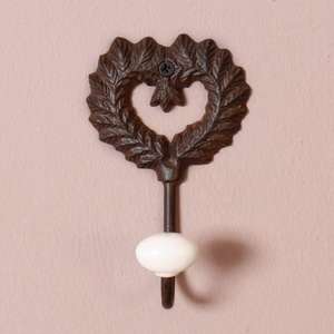 Gancho de pared de hierro forjado tradicional hecho a mano con un acabado negro envejecido para la decoración de la entrada y la organización del hogar - Product Image 1