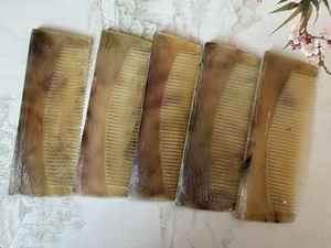 Peine de Cuerno Pulido Hecho a Mano Tradicional, Acabado Natural Suave, Antiestático, para Arte y Coleccionismo - Product Image 2