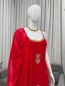 Ensemble Sharara festif exclusif pour femmes, haut en faux georgette avec broderie, pantalon palazzo et dupatta, design élégant de vêtements ethniques - Product Image 2