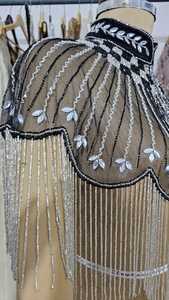 เสื้อคลุมเบอร์เลสก์ที่สวยงามพร้อมลูกปัดปักเลื่อมที่คอสำหรับการเฉลิมฉลองเทศกาลที่ทำจากวัสดุโลหะ - Product Image 5