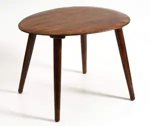 Table de bout en bois fini Evangeline en noyer naturel avec superposition de faux bois avec quatre pieds en bois