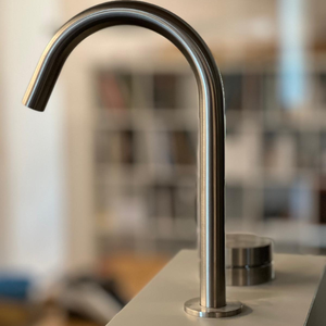 Grifo Mezclador de Lavabo de Pared CEA Design GIO695 de Acero Inoxidable con Perilla de Control Moleteada para Baños Profesionales - Product Image 6