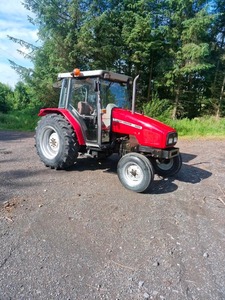 Massey Ferguson 4225 Niza tractor 12 12 lanzadera 80% neumáticos Limpie por dentro y por fuera Dirección asistida - Product Image 6