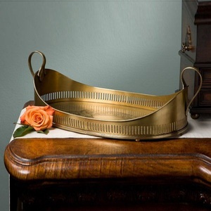 Plateaux de service décoratifs faits à la main en laiton et aluminium de qualité supérieure, finis pour l'hôtellerie, la maison et la décoration de table - Product Image 2