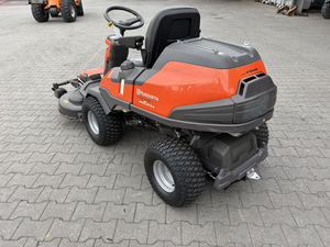 Tondeuse autoportée Husqvarna Rider R420TsX AWD d'occasion avec plateau frontal de 112 cm, moteur Kawasaki V-Twin, transmission intégrale et direction assistée, 85 heures d'utilisation, à vendre - Product Image 3