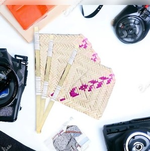 Artisanat traditionnel bambou naturel raphia ventilateur été main paille canne tissé ventilateurs forme carrée main ventilateur Pankha avec longue poignée - Product Image 3