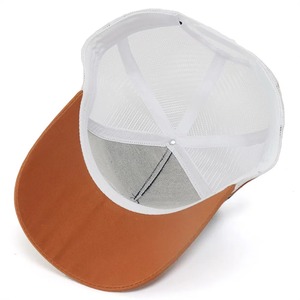 Casquettes de camionneur tricolores personnalisées avec bandes latérales, style tout-terrain, fabricant de casquettes, logo personnalisé sur la visière, casquettes de camionneur rayées, extérieur - Product Image 5