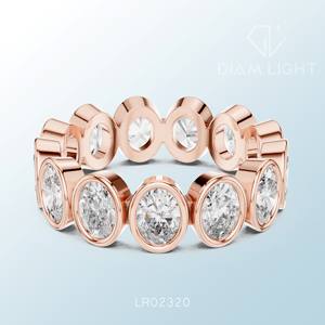 แหวนแบบคลัสเตอร์สั่งทำพิเศษ ประดับด้วยพลอยทรงรีตรงกลาง ดีไซน์ประกายระยิบระยับอย่างประณีต พร้อมความสง่างามเหนือกาลเวลา - Product Image 3