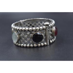Brazalete abierto de aspecto occidental plateado de última moda de latón hecho a mano de alta calidad para niñas y mujeres - Product Image 1