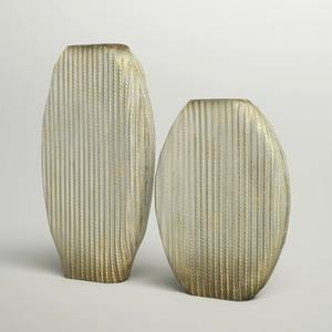 Vases en métal de luxe, élégants, argentés, décoration d'intérieur contemporaine avec une forme ovale unique et un design côtelé saisissant, fabriqués en bois - Product Image 6