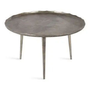 印象的なデッキエッジラウンドトップを備えた芸術的なデザインの金属製コーヒーテーブルは、装飾的なアクセントとして十分なスペースを使用できます