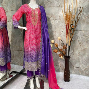 DISEÑADOR FANCY PURE CHINNON SEDA IMPRESO Y BORDADO DE SECUENCIA TRABAJO TOP Y PANTALÓN CON DUPATTA - Product Image 1