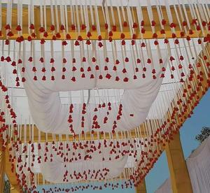 Tissu de tente de mariage de qualité supérieure avec gouttes de guirlande de roses pour les événements traditionnels indiens et Boho - Product Image 1